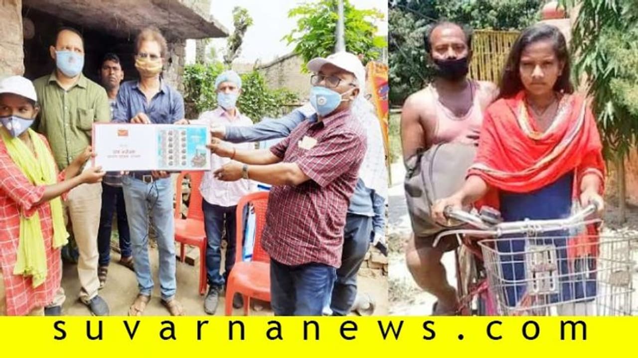 ಅಪ್ಪನನ್ನು ಕೂರಿಸಿ 1200 ಕಿ. ಮೀ ಸೈಕಲ್ ತುಳಿದ ಜ್ಯೋತಿ ಗೌರವಿಸಿ ಅಂಚೆ ಚೀಟಿ ಬಿಡುಗಡೆ! ಅಪ್ಪನನ್ನು ಕೂರಿಸಿ 1200 ಕಿ. ಮೀ ಸೈಕಲ್ ತುಳಿದ ಜ್ಯೋತಿ ಗೌರವಿಸಿ ಅಂಚೆ ಚೀಟಿ ಬಿಡುಗಡೆ!