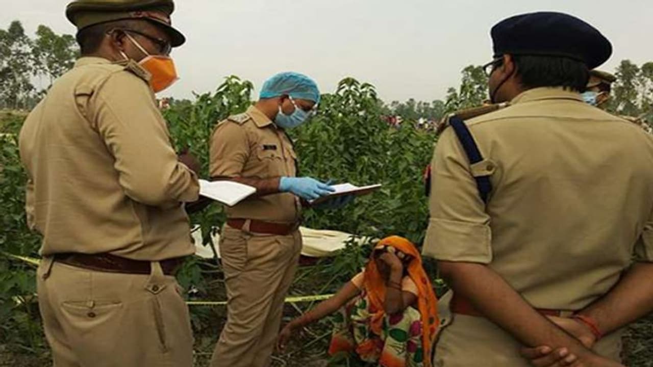 मां और दो मासूम बेटियों की निर्मम हत्या से सनसनी, हत्यारों ने तालाब में फेंक दिया था शव मां और दो मासूम बेटियों की निर्मम हत्या से सनसनी, हत्यारों ने तालाब में फेंक दिया था शव