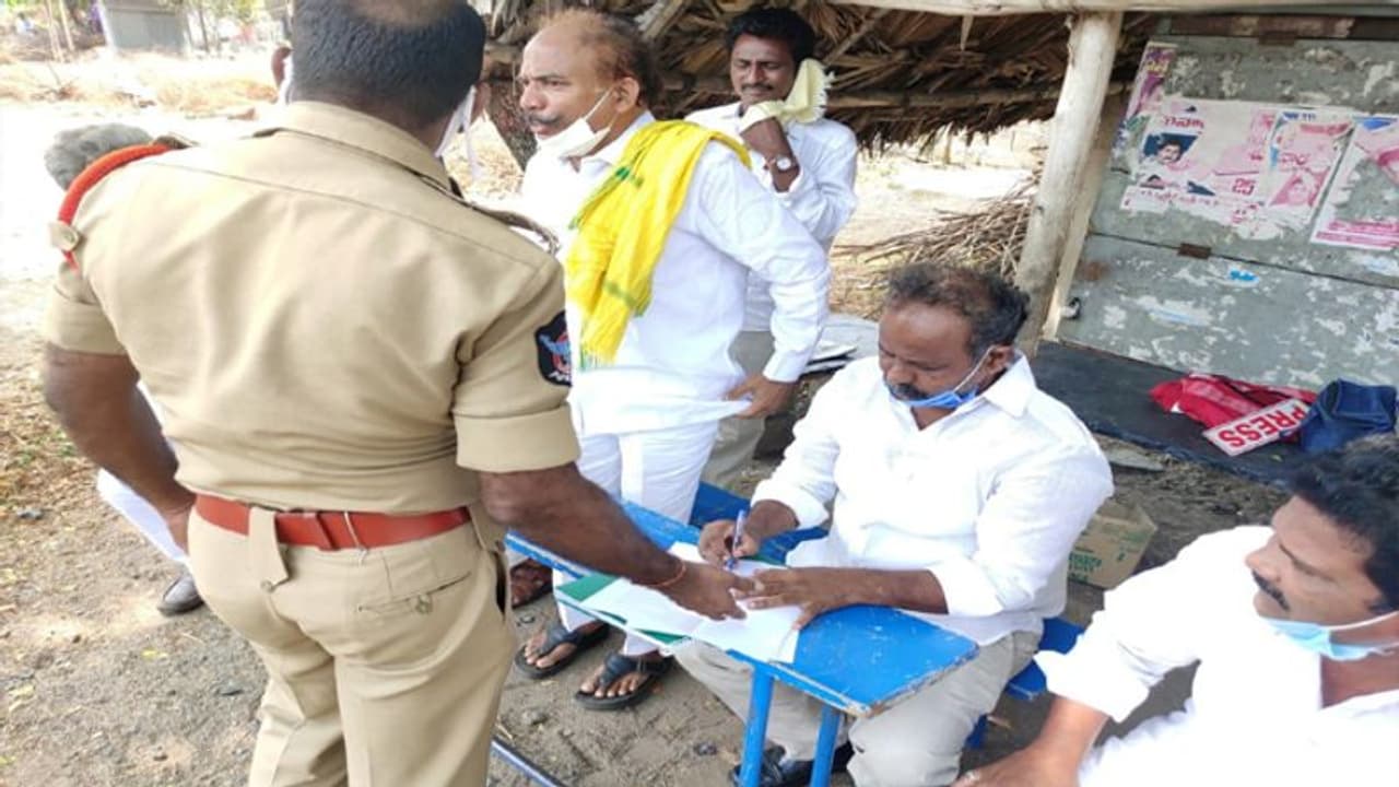 లీడ్ క్యాప్ భూముల వ్యవహారం... టిడిపి నిజనిర్ధారణ కమిటీని అడ్డుకున్న పోలీసులు లీడ్ క్యాప్ భూముల వ్యవహారం... టిడిపి నిజనిర్ధారణ కమిటీని అడ్డుకున్న పోలీసులు