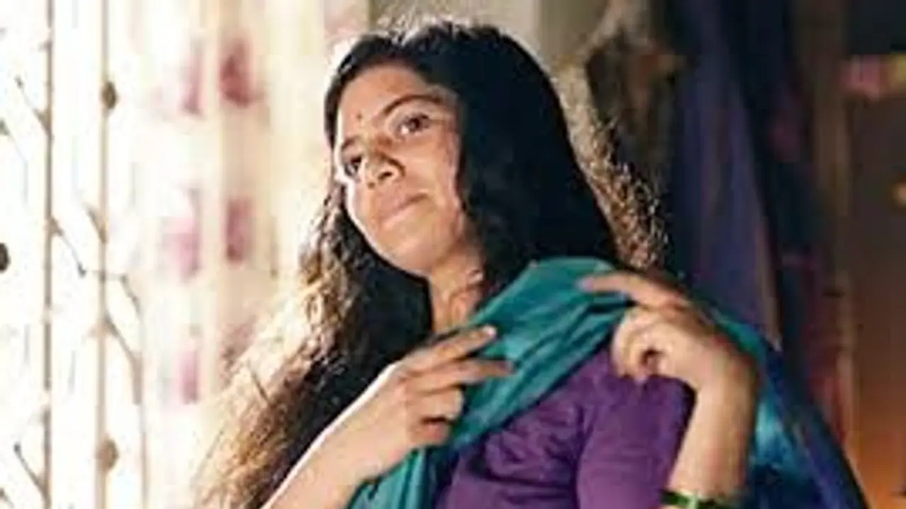 படுக்கை அறையில் நடிகையுடன் நெருக்கமான காட்சி! விவாகரத்துக்கு காரணம் இதுவா? பற்றி எரியும் நடிகரின் பிரச்சனை! படுக்கை அறையில் நடிகையுடன் நெருக்கமான காட்சி! விவாகரத்துக்கு காரணம் இதுவா? பற்றி எரியும் நடிகரின் பிரச்சனை!