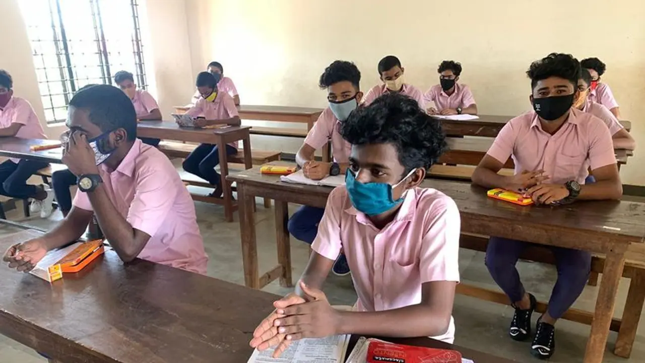 സംസ്ഥാനത്ത് സ്കൂളുകളും തുറക്കുന്നു; തീരുമാനം അവലോകനയോഗത്തിൽ, ഹോട്ടലുകളിൽ ഇരുന്ന് കഴിക്കാൻ അനുമതിയില്ല