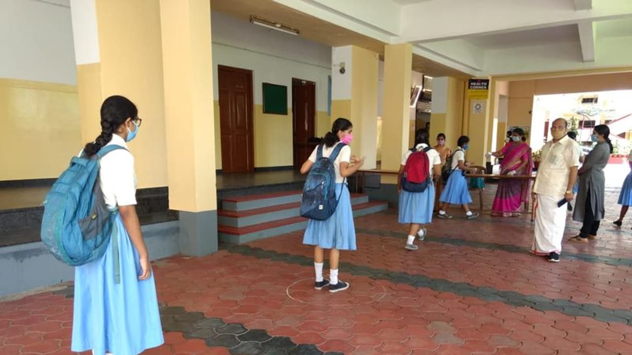 கொரோனா பீதியிலும் அடங்காத தனியார் பள்ளிகள்..!! கிரேடு முறையில் மதிப்பெண் வழங்க ஆசிரியர்கள் கோரிக்கை..!! கொரோனா பீதியிலும் அடங்காத தனியார் பள்ளிகள்..!! கிரேடு முறையில் மதிப்பெண் வழங்க ஆசிரியர்கள் கோரிக்கை..!!