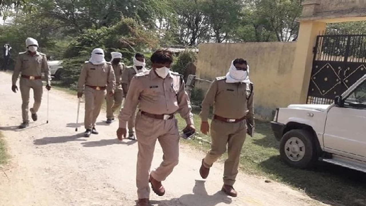 ರುಂಡವಿಲ್ಲದ ಯುವತಿ ದೇಹ ನಗ್ನವಾಗಿ ಬಿದ್ದಿತ್ತು, ವರ್ಷದ ನಂತ್ರ ಆರೋಪಿ ಸಿಕ್ಕಿದ್ದೆ ರೋಚಕ! ರುಂಡವಿಲ್ಲದ ಯುವತಿ ದೇಹ ನಗ್ನವಾಗಿ ಬಿದ್ದಿತ್ತು, ವರ್ಷದ ನಂತ್ರ ಆರೋಪಿ ಸಿಕ್ಕಿದ್ದೆ ರೋಚಕ!