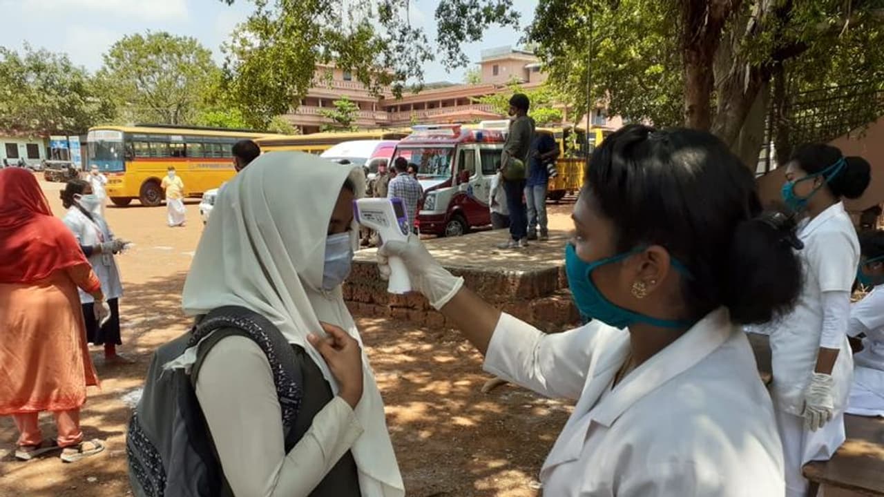 പ്ലസ് വണ്ണിന് പുതിയബാച്ചില്ല, സാമ്പത്തിക പ്രതിസന്ധിയെന്ന് വിശദീകരണം; ഇഷ്ടവിഷയം പഠിക്കാനാകാതെ വിദ്യാര്ത്ഥികള് പ്ലസ് വണ്ണിന് പുതിയബാച്ചില്ല, സാമ്പത്തിക പ്രതിസന്ധിയെന്ന് വിശദീകരണം; ഇഷ്ടവിഷയം പഠിക്കാനാകാതെ വിദ്യാര്ത്ഥികള്