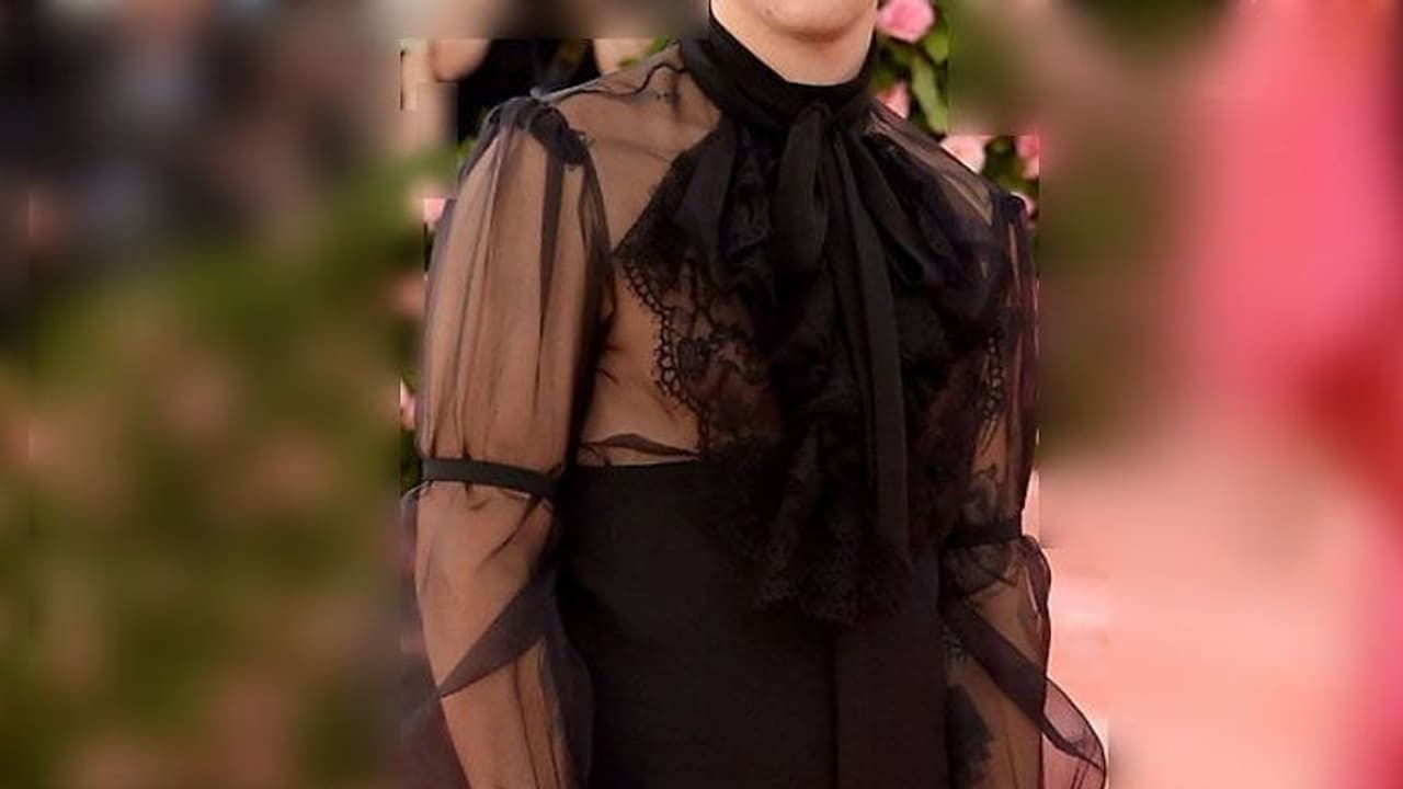 चाहत की इंतहा: गर्लफ्रेंड से मिलने लेडिस ड्रेस पहन निकला प्रेमी, पुलिस ने लव स्टोरी का किया 'दी एंड' चाहत की इंतहा: गर्लफ्रेंड से मिलने लेडिस ड्रेस पहन निकला प्रेमी, पुलिस ने लव स्टोरी का किया 'दी एंड'