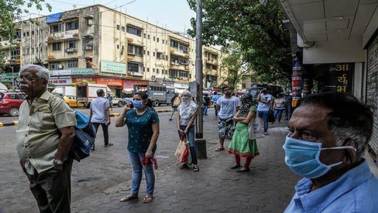 कोरोना महामारी: सेफ रहने के लिए घर से बाहर निकलने पर बरतें ये 5 सावधानियां कोरोना महामारी: सेफ रहने के लिए घर से बाहर निकलने पर बरतें ये 5 सावधानियां