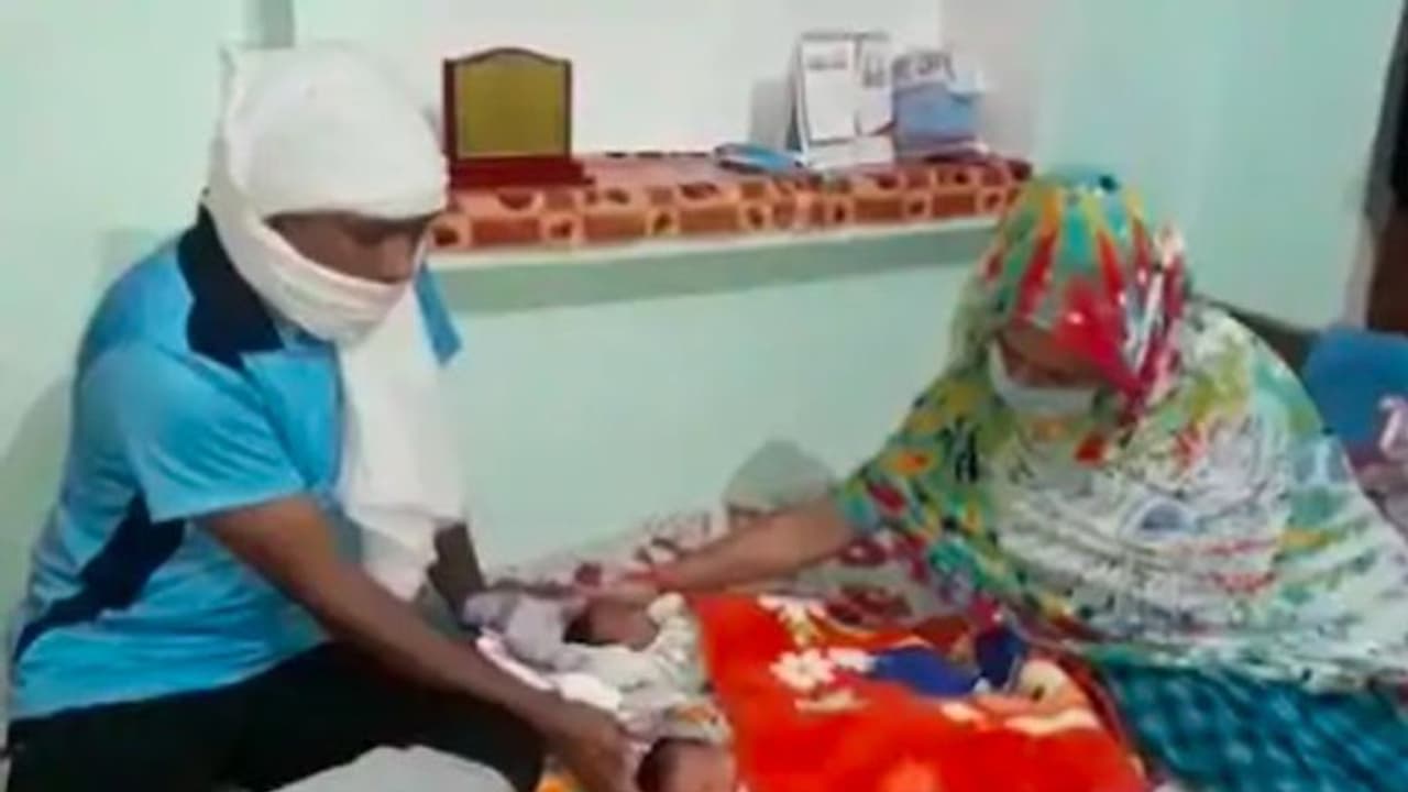 लॉकडाउन में पैदा हुए जुड़वा बच्चे, मां बाप ने नाम रखा क्वारेंटाइन और सैनेटाइजर; बोले कभी नही भूलेगा ये दिन लॉकडाउन में पैदा हुए जुड़वा बच्चे, मां बाप ने नाम रखा क्वारेंटाइन और सैनेटाइजर; बोले कभी नही भूलेगा ये दिन