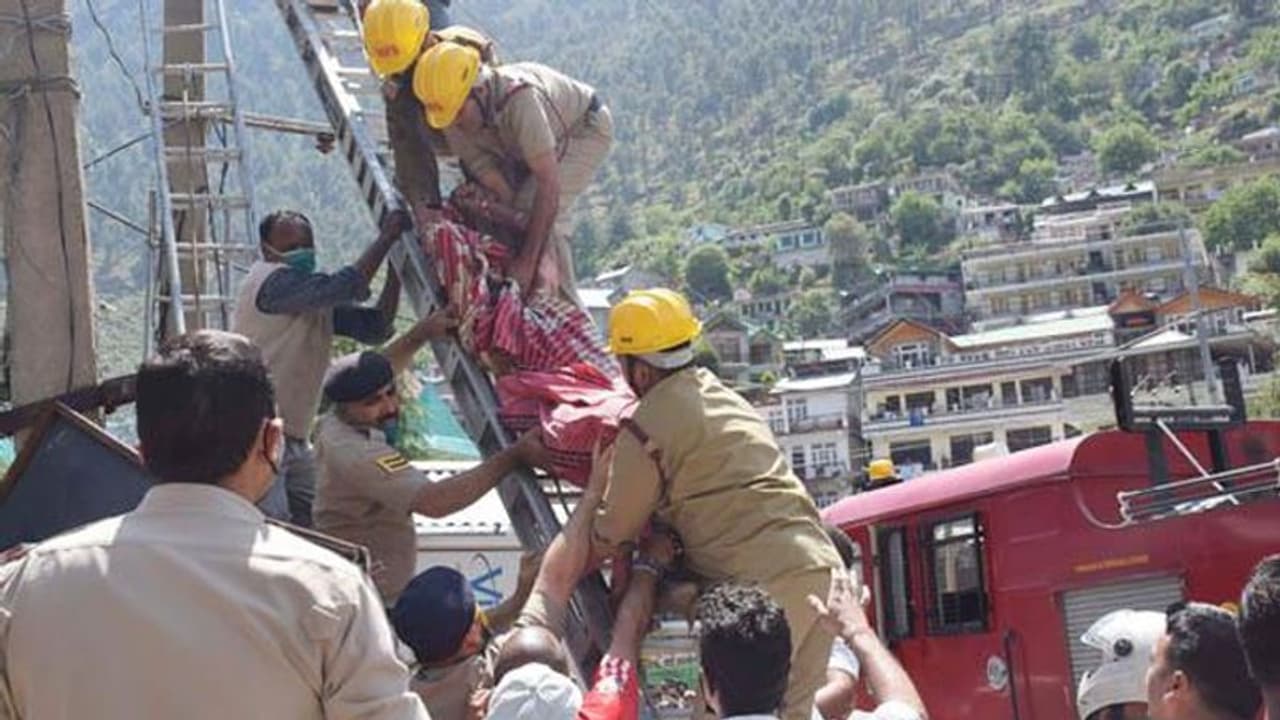 बिजली के तारों पर लटकते शख्स को देखकर लोगों के उड़े होश..जब तक नीचे उतारा बुरी तरह झुलस चुका था बिजली के तारों पर लटकते शख्स को देखकर लोगों के उड़े होश..जब तक नीचे उतारा बुरी तरह झुलस चुका था