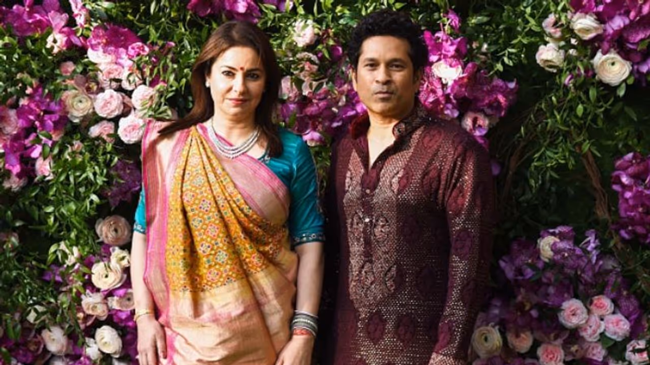 ২৫ তম বিবাহ বার্ষিকীতে স্ত্রী অঞ্জলিকে সারপ্রাইজ সচিনের, প্রমাণ করলেন বৈবাহিক জীবনেও তিনি মাস্টার ব্লাস্টার ২৫ তম বিবাহ বার্ষিকীতে স্ত্রী অঞ্জলিকে সারপ্রাইজ সচিনের, প্রমাণ করলেন বৈবাহিক জীবনেও তিনি মাস্টার ব্লাস্টার