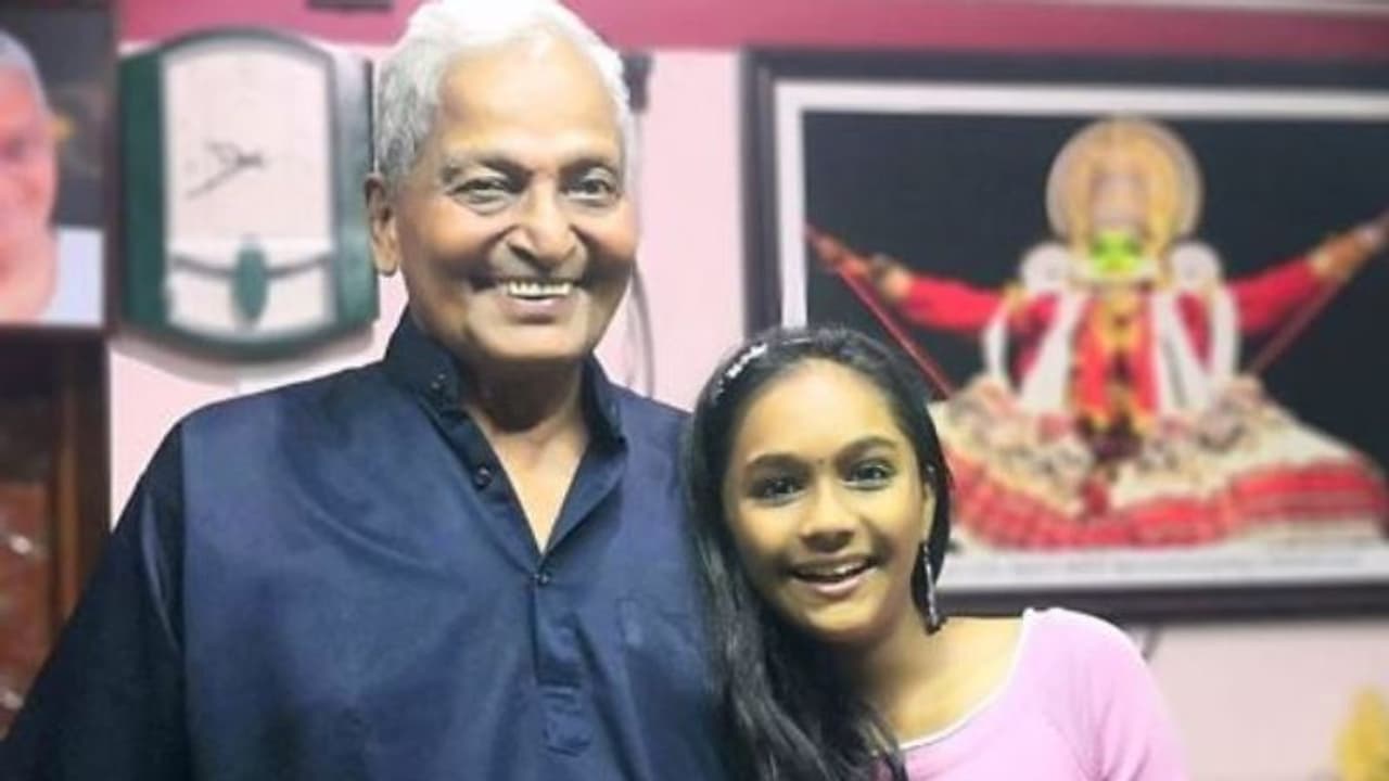 ഗോപിയാശാന് പിറന്നാളാശംസകള് നേര്ന്ന് ശിവാനിക്കുട്ടി ഗോപിയാശാന് പിറന്നാളാശംസകള് നേര്ന്ന് ശിവാനിക്കുട്ടി