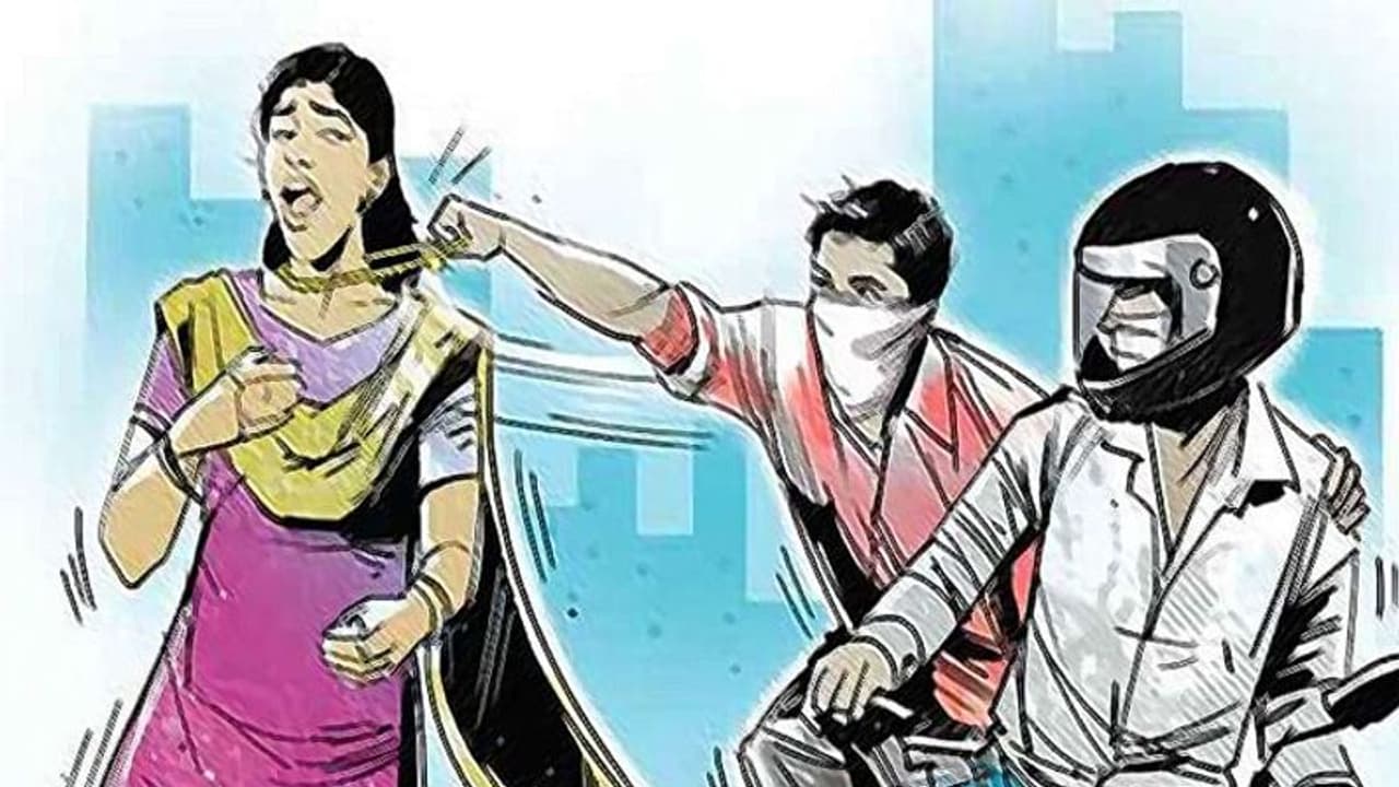 పోలీసుల నుంచి తప్పించుకునేందుకు బంగారు గొలుసు మింగిన చైన్ స్నాచర్లు .. తర్వాత ఏం జరిగిందంటే! పోలీసుల నుంచి తప్పించుకునేందుకు బంగారు గొలుసు మింగిన చైన్ స్నాచర్లు .. తర్వాత ఏం జరిగిందంటే!