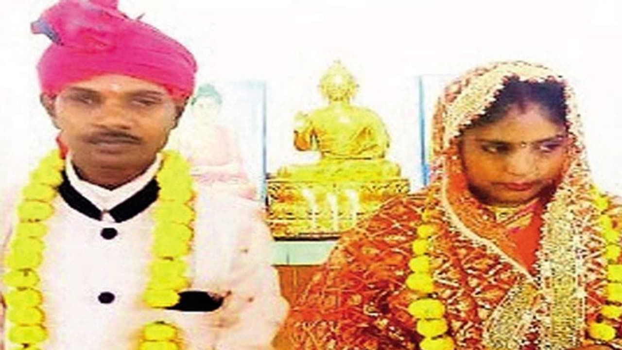 ഭിക്ഷ യാചിച്ചെത്തിയ യുവതിയെ ജീവിത സഖിയാക്കി ഒരു ഡ്രൈവർ; ഇത് ലോക്ക്ഡൗൺ കാലത്തെ പ്രണയം ഭിക്ഷ യാചിച്ചെത്തിയ യുവതിയെ ജീവിത സഖിയാക്കി ഒരു ഡ്രൈവർ; ഇത് ലോക്ക്ഡൗൺ കാലത്തെ പ്രണയം