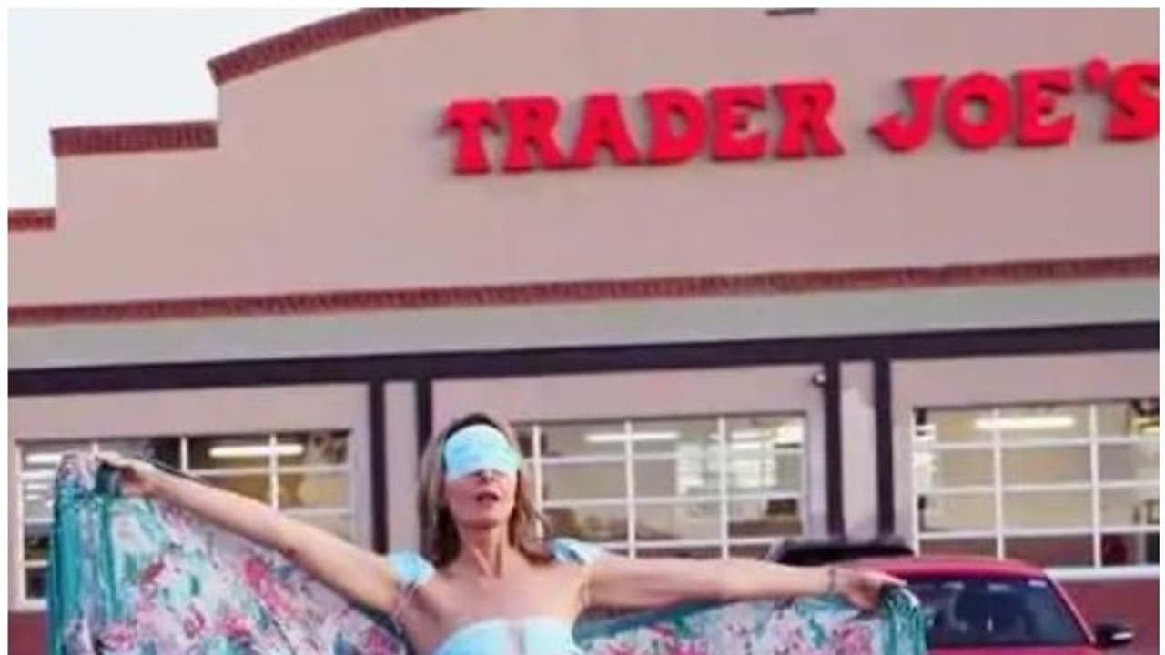 ലോക്ഡൗണിനെതിരേ കണ്ണ് മൂടിക്കെട്ടി മാസ്ക് ബിക്കിനിയാക്കി യുവതിയുടെ പ്രതിഷേധം; വെെറലായി ചിത്രങ്ങൾ ലോക്ഡൗണിനെതിരേ കണ്ണ് മൂടിക്കെട്ടി മാസ്ക് ബിക്കിനിയാക്കി യുവതിയുടെ പ്രതിഷേധം; വെെറലായി ചിത്രങ്ങൾ