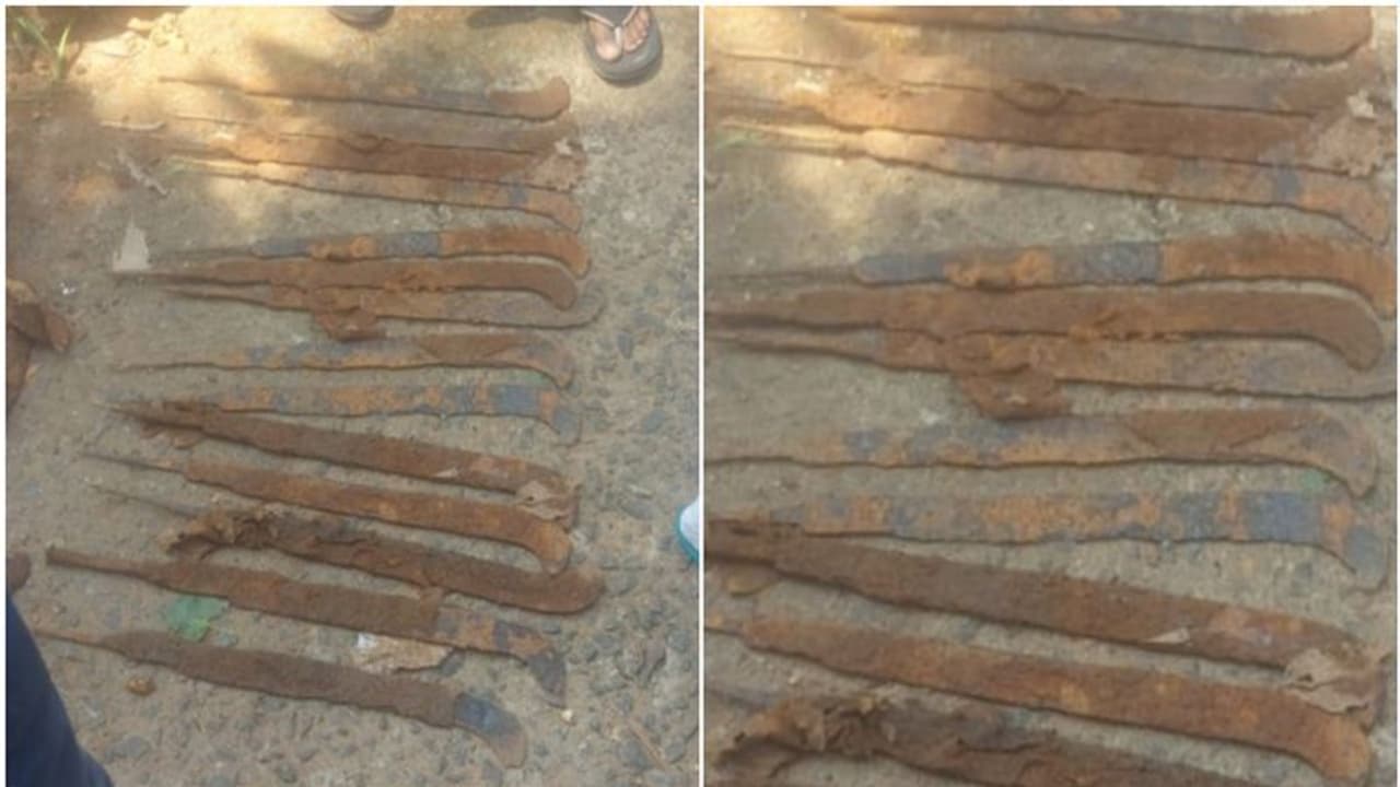 പൊന്നാനിയിൽ അഴുക്കുചാൽ വൃത്തിയാക്കുന്നതിനിടെ ആയുധ ശേഖരം കണ്ടെടുത്തു പൊന്നാനിയിൽ അഴുക്കുചാൽ വൃത്തിയാക്കുന്നതിനിടെ ആയുധ ശേഖരം കണ്ടെടുത്തു