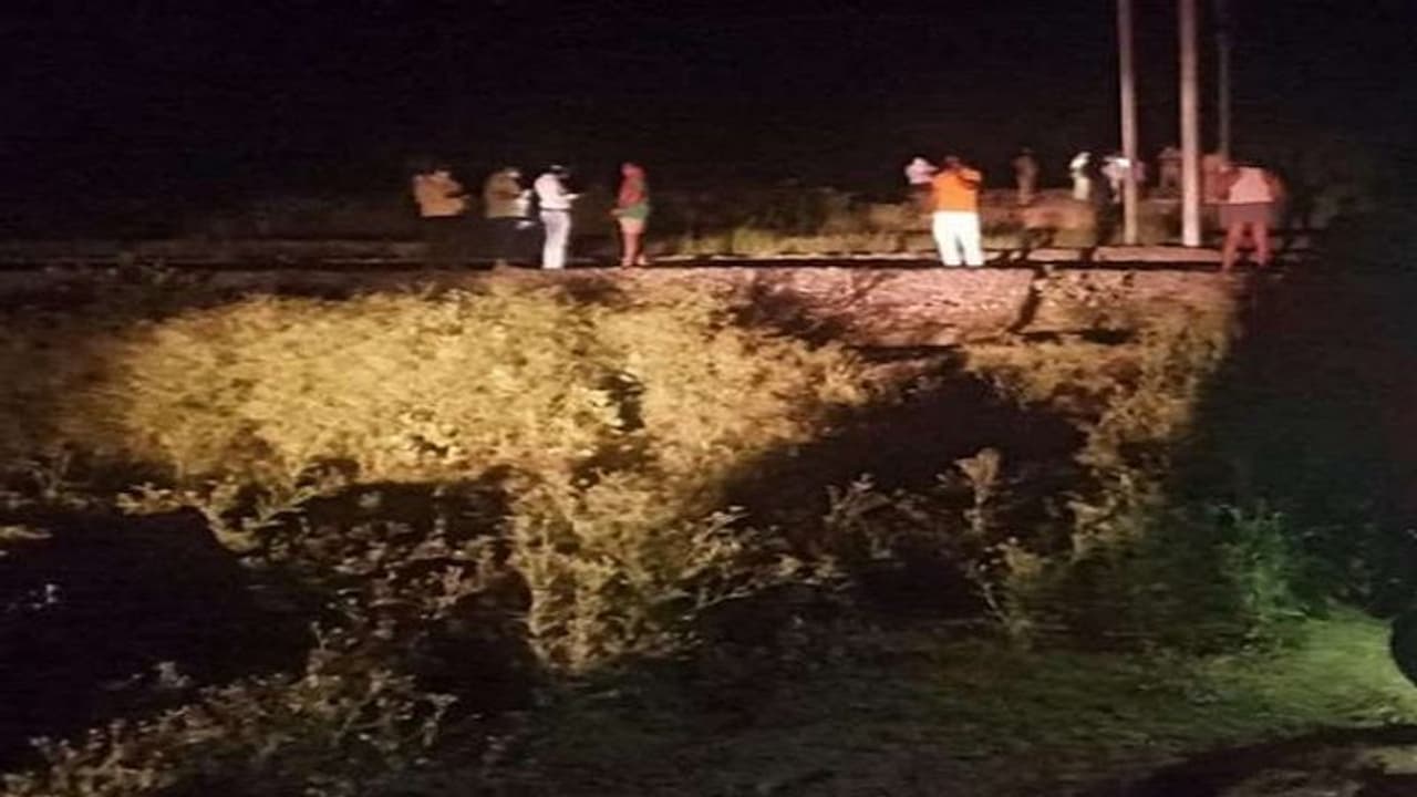 मालगाड़ी ट्रेन से कटकर चार लोगों की मौत, एक ही परिवार के लग रहे सभी मालगाड़ी ट्रेन से कटकर चार लोगों की मौत, एक ही परिवार के लग रहे सभी