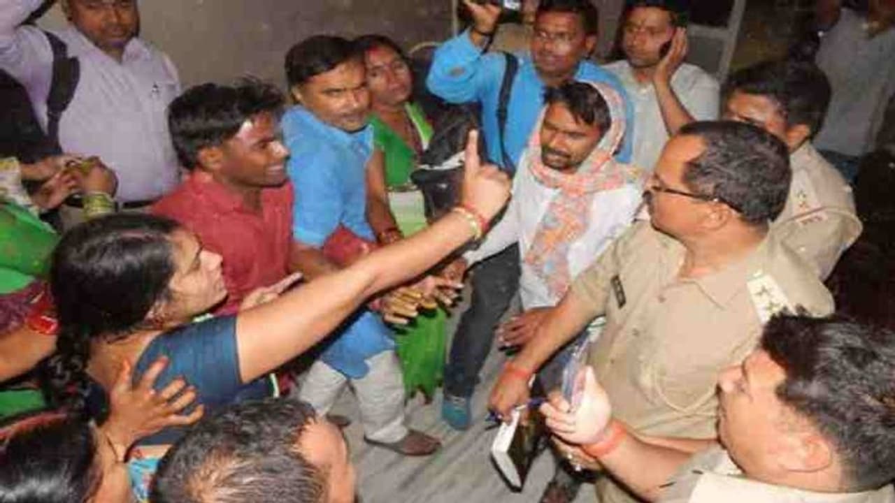 डॉक्टर पर नशे में ऑपरेशन का आरोप, प्रेग्नेंट की मौत के बाद घरवालों ने जमकर किया हंगामा डॉक्टर पर नशे में ऑपरेशन का आरोप, प्रेग्नेंट की मौत के बाद घरवालों ने जमकर किया हंगामा