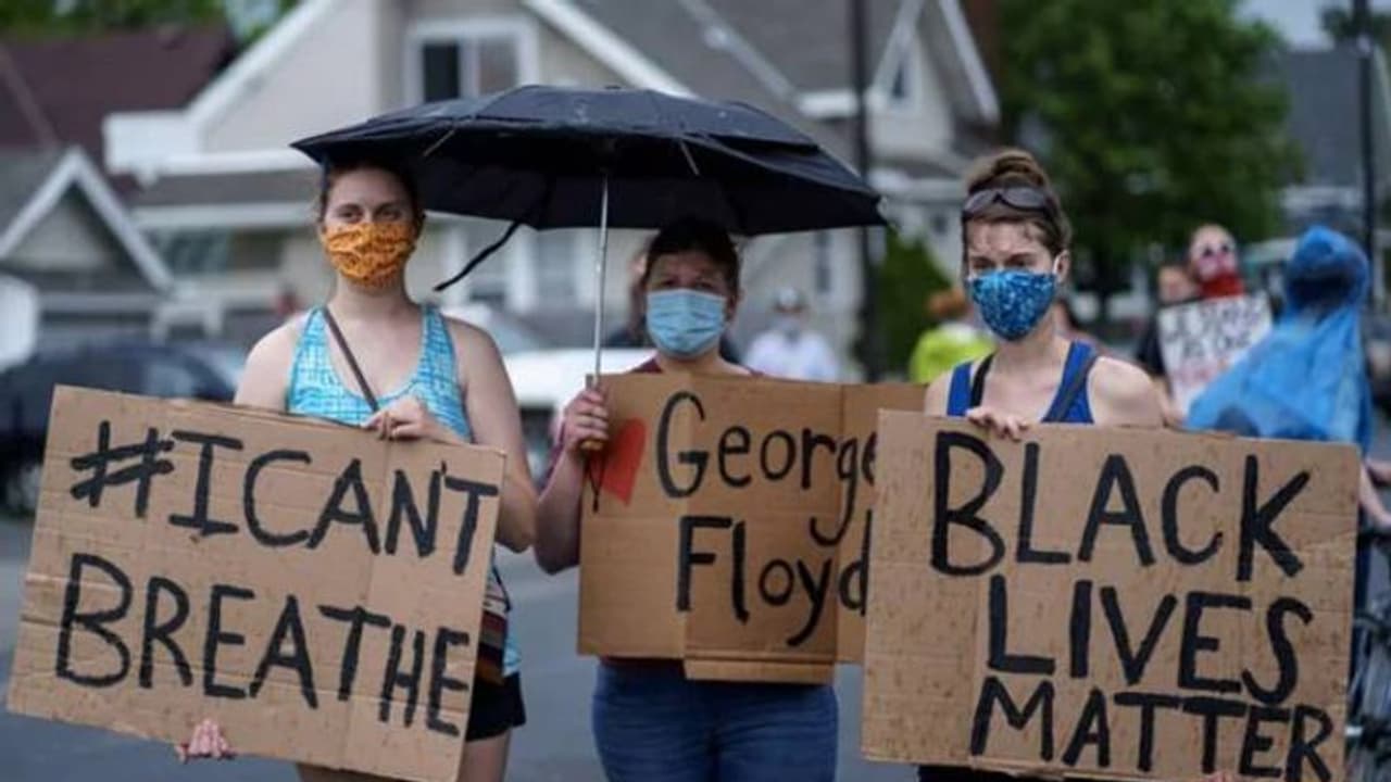 പൊലീസുകാരന് കഴുത്തില് കാല്മുട്ട് അമര്ത്തി, ആഫ്രിക്കന് അമേരിക്കന് ശ്വാസം മുട്ടി മരിച്ചു പൊലീസുകാരന് കഴുത്തില് കാല്മുട്ട് അമര്ത്തി, ആഫ്രിക്കന് അമേരിക്കന് ശ്വാസം മുട്ടി മരിച്ചു