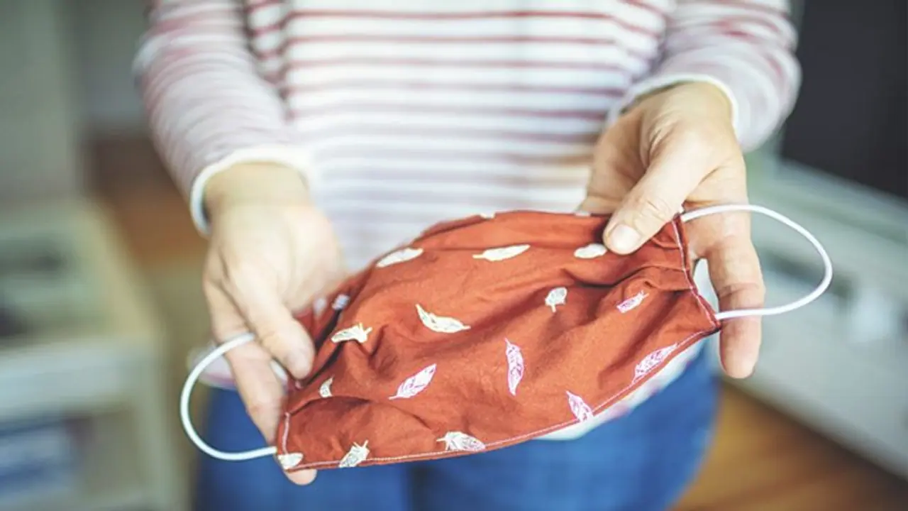 విశ్లేషణ: ఒమిక్రాన్ భయాలు.. క్లాత్ మాస్క్లు ప్రమాదకరమా, నిపుణుల మాటేంటీ..? విశ్లేషణ: ఒమిక్రాన్ భయాలు.. క్లాత్ మాస్క్లు ప్రమాదకరమా, నిపుణుల మాటేంటీ..?