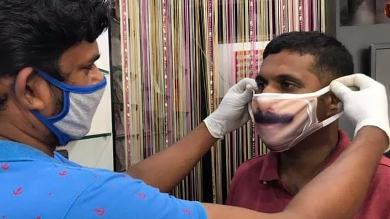 করোনায় পৌষ মাস কেরলের চিত্রশিল্পীর ঘরে, মুখ ঢাকবে না এমন মাস্ক তৈরি করে নজির করোনায় পৌষ মাস কেরলের চিত্রশিল্পীর ঘরে, মুখ ঢাকবে না এমন মাস্ক তৈরি করে নজির
