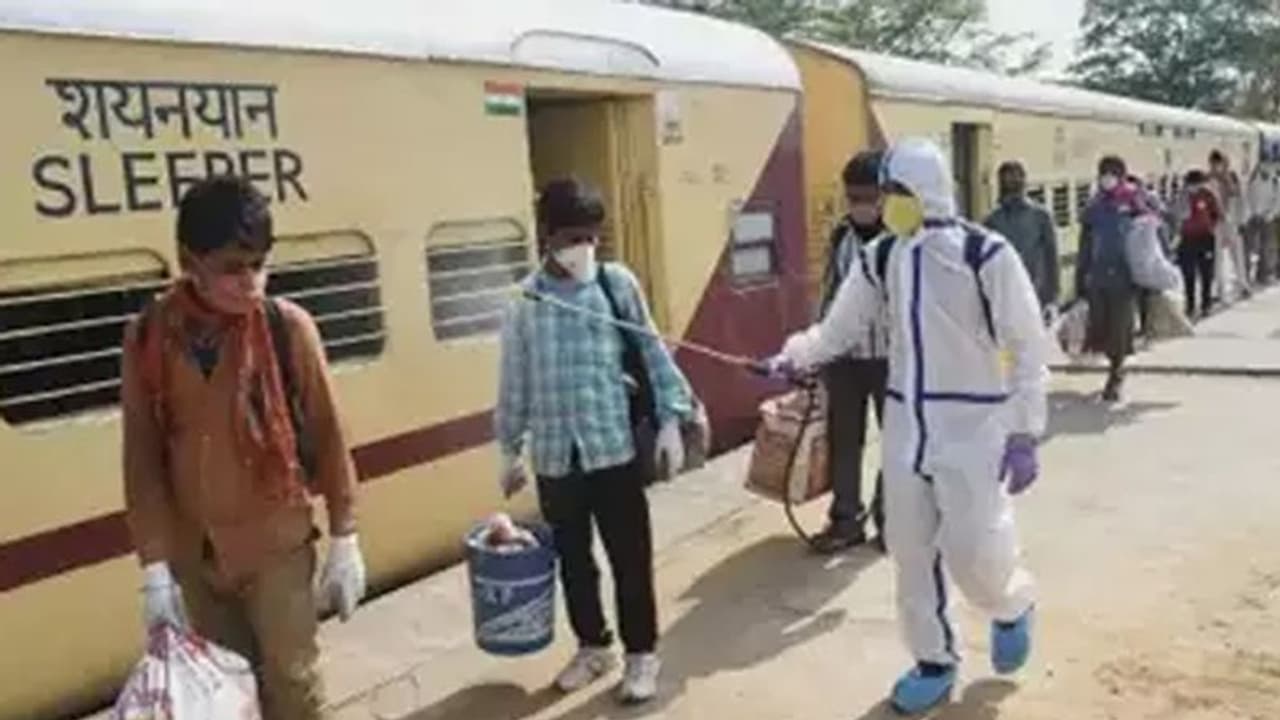 അതിഥി തൊഴിലാളികൾക്കായി സൗജന്യമായി ട്രെയിൻ ഓടിക്കാനാവില്ലെന്ന് റെയിൽവെ അതിഥി തൊഴിലാളികൾക്കായി സൗജന്യമായി ട്രെയിൻ ഓടിക്കാനാവില്ലെന്ന് റെയിൽവെ