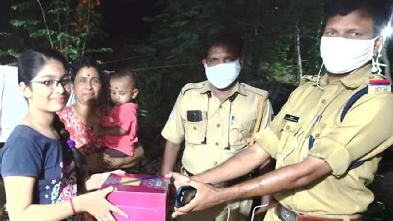 'കടലോളം നന്ദി'; പൊലീസുകാർക്ക് കത്തെഴുതി ആറാം ക്ലാസ്സുകാരി, പിന്നാലെ കേക്കുമായി അവരെത്തി