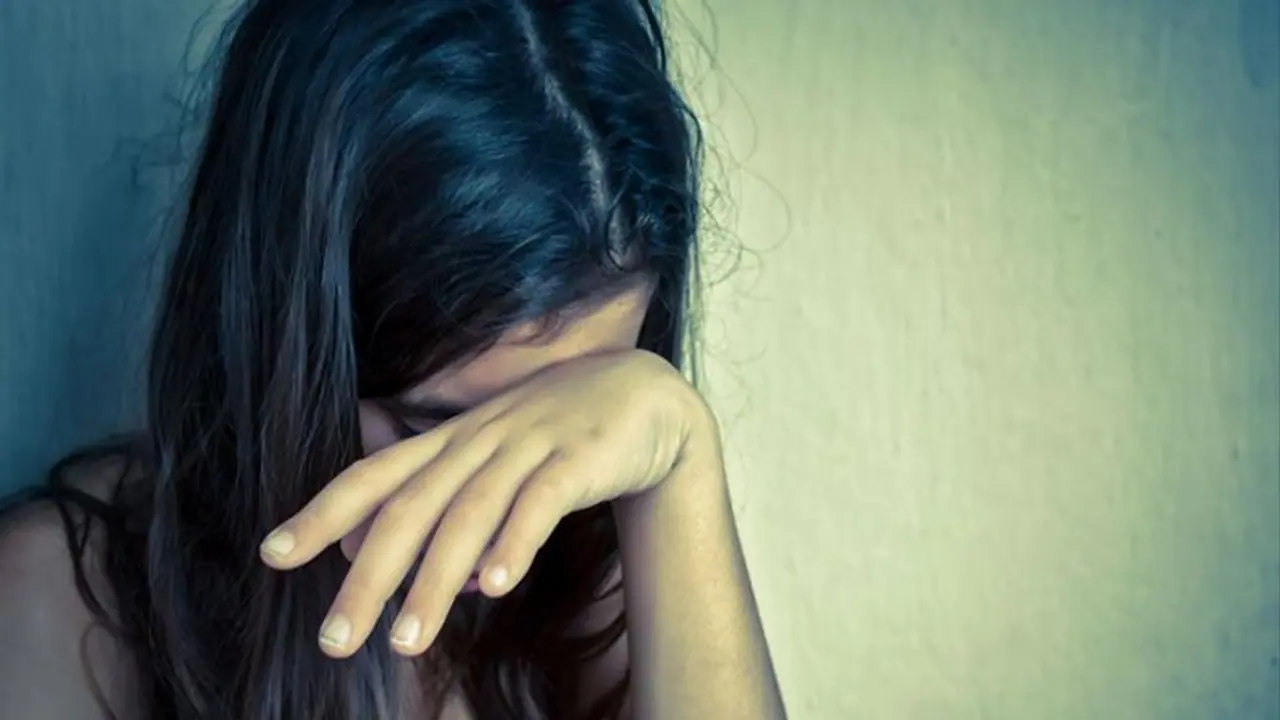 నడి రోడ్డుపై దుస్తులు విప్పి.. మహిళతో అసభ్య ప్రవర్తన