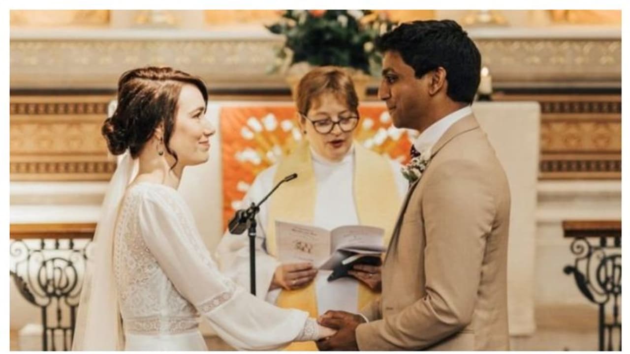 মহামারীর চিকিৎসা করতে গিয়ে মিলছে না সময়, হাসপাতালেই বিয়ে সারলেন চিকিৎসক ও নার্স