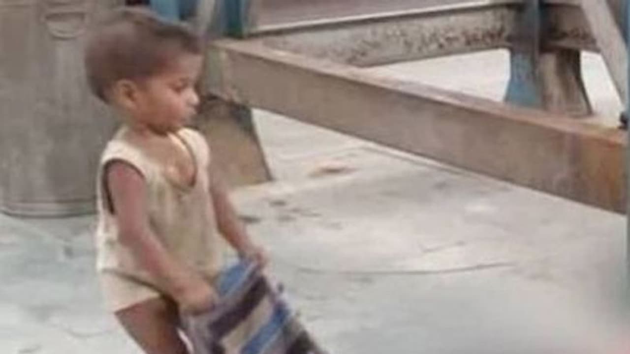 Toddler's failed attempt to wake up dead mom leaves netizens in tears Toddler's failed attempt to wake up dead mom leaves netizens in tears