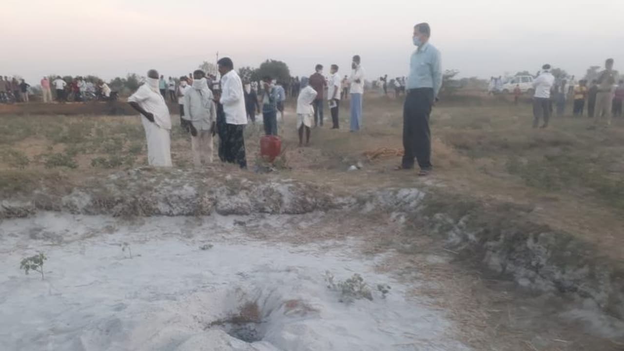 తల్లి, తాత కళ్ల ముందే బోరు బావిలో పడిన మూడేళ్ల సాయివర్ధన్ తల్లి, తాత కళ్ల ముందే బోరు బావిలో పడిన మూడేళ్ల సాయివర్ధన్