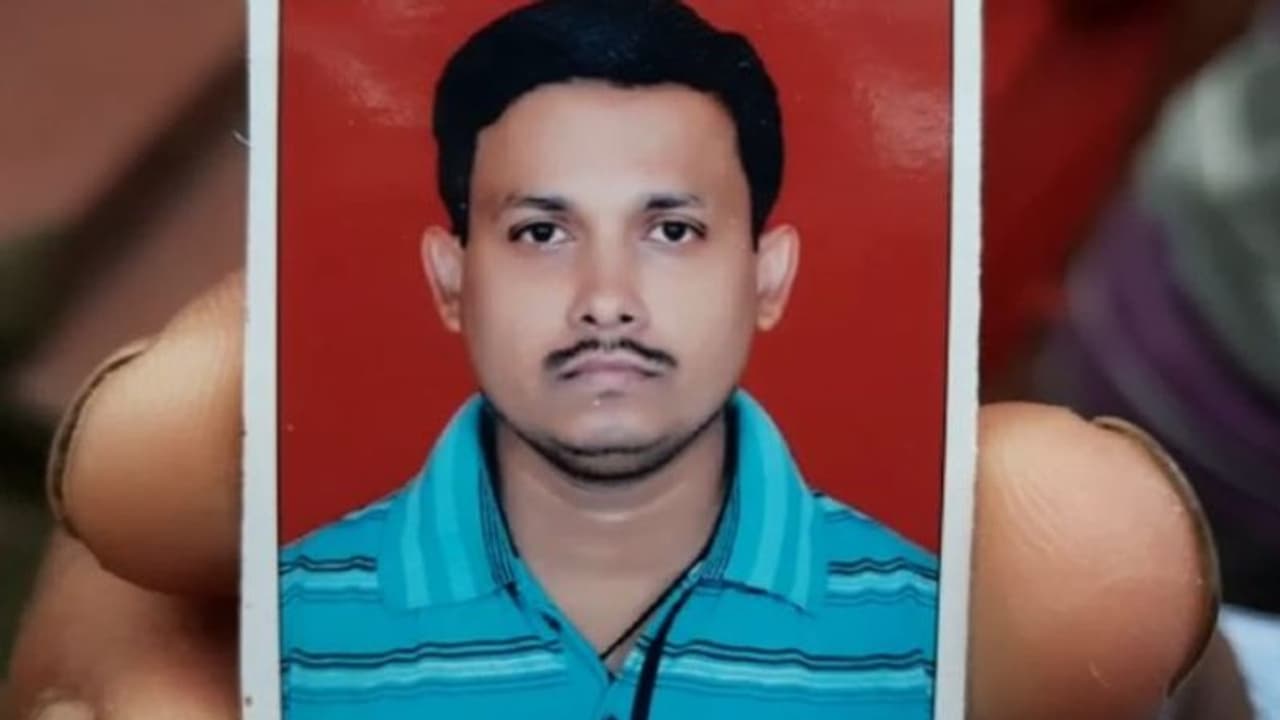 মহারাষ্ট্র থেকে বাড়ি ফেরার পথে পরিযায়ী শ্রমিকদের বাসেই মৃত্যু যুবকের মহারাষ্ট্র থেকে বাড়ি ফেরার পথে পরিযায়ী শ্রমিকদের বাসেই মৃত্যু যুবকের