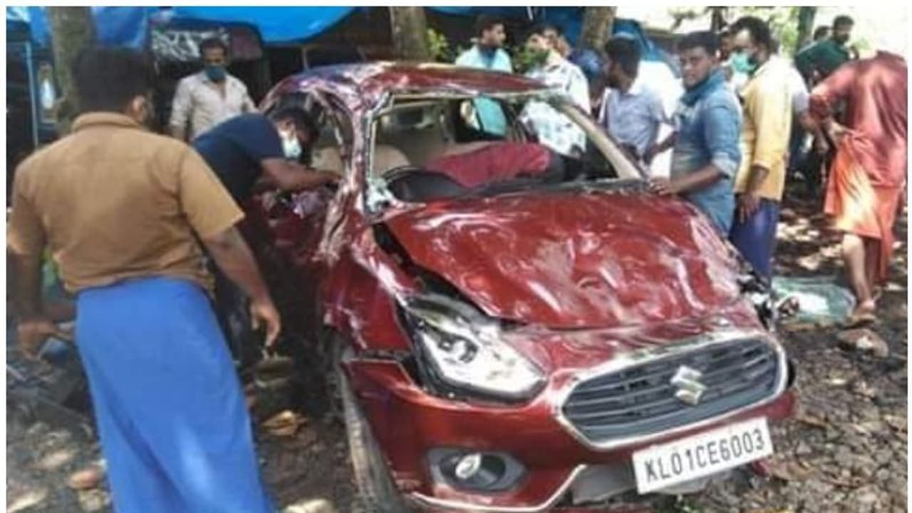 കല്ലെറിയുന്നതായി ആംഗ്യം; കാര്‍ വെട്ടിക്കുന്നതിനിടെ ഇടിച്ച് മറിഞ്ഞ് നാല് പേര്‍ക്ക് പരിക്ക്