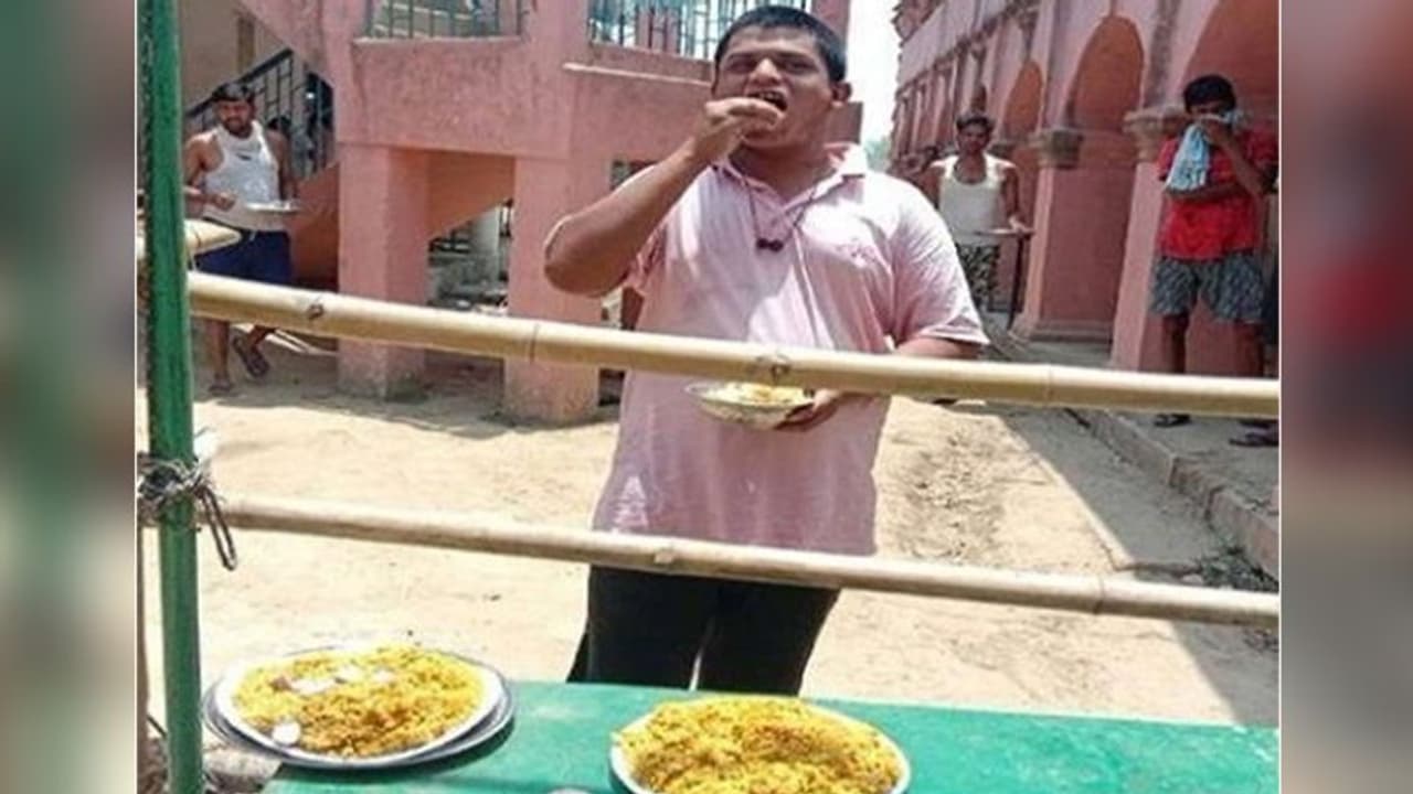 ये भूख है कि मिटती ही नहीं, 21 साल का यह युवक एक बार में खा जाता है 40 रोटियां और 20 प्लेट चावल या 85 लिट्टी ये भूख है कि मिटती ही नहीं, 21 साल का यह युवक एक बार में खा जाता है 40 रोटियां और 20 प्लेट चावल या 85 लिट्टी