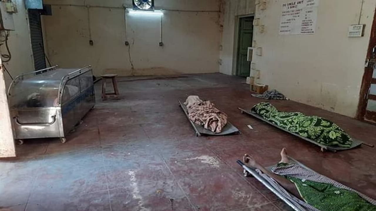 ಬಳ್ಳಾರಿ: ಕೋಲ್ಡ್ ಸ್ಟೋರೇಜ್ ದುರಸ್ತಿ, ವಿಮ್ಸ್ನಲ್ಲಿ ಕೊಳೆಯುತ್ತಿವೆ ಶವಗಳು! ಬಳ್ಳಾರಿ: ಕೋಲ್ಡ್ ಸ್ಟೋರೇಜ್ ದುರಸ್ತಿ, ವಿಮ್ಸ್ನಲ್ಲಿ ಕೊಳೆಯುತ್ತಿವೆ ಶವಗಳು!