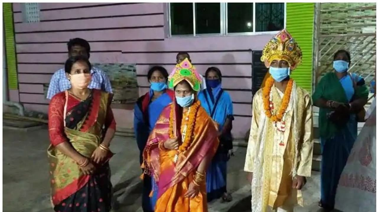 കൊറോണക്കാലത്തെ പ്രണയം; ലോക്ക് ഡൗൺ കാലത്തെ ഒളിച്ചോട്ടം; ക്വാറന്റൈൻ കേന്ദ്രത്തിൽ വിവാഹം കൊറോണക്കാലത്തെ പ്രണയം; ലോക്ക് ഡൗൺ കാലത്തെ ഒളിച്ചോട്ടം; ക്വാറന്റൈൻ കേന്ദ്രത്തിൽ വിവാഹം