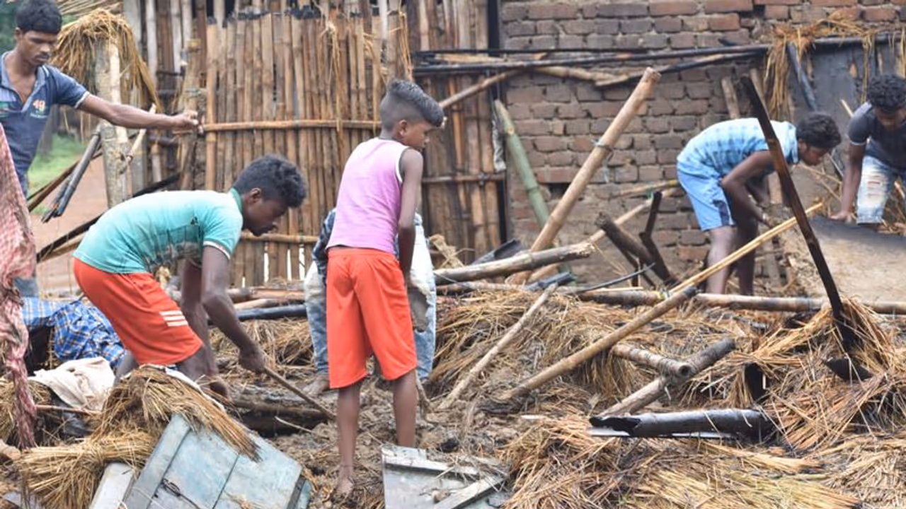 ঝড়ের রাতে বাজ পড়ে পুড়ে গেল বাড়ি, তবু বেঁচে গেলেন পরিবারের সকলে