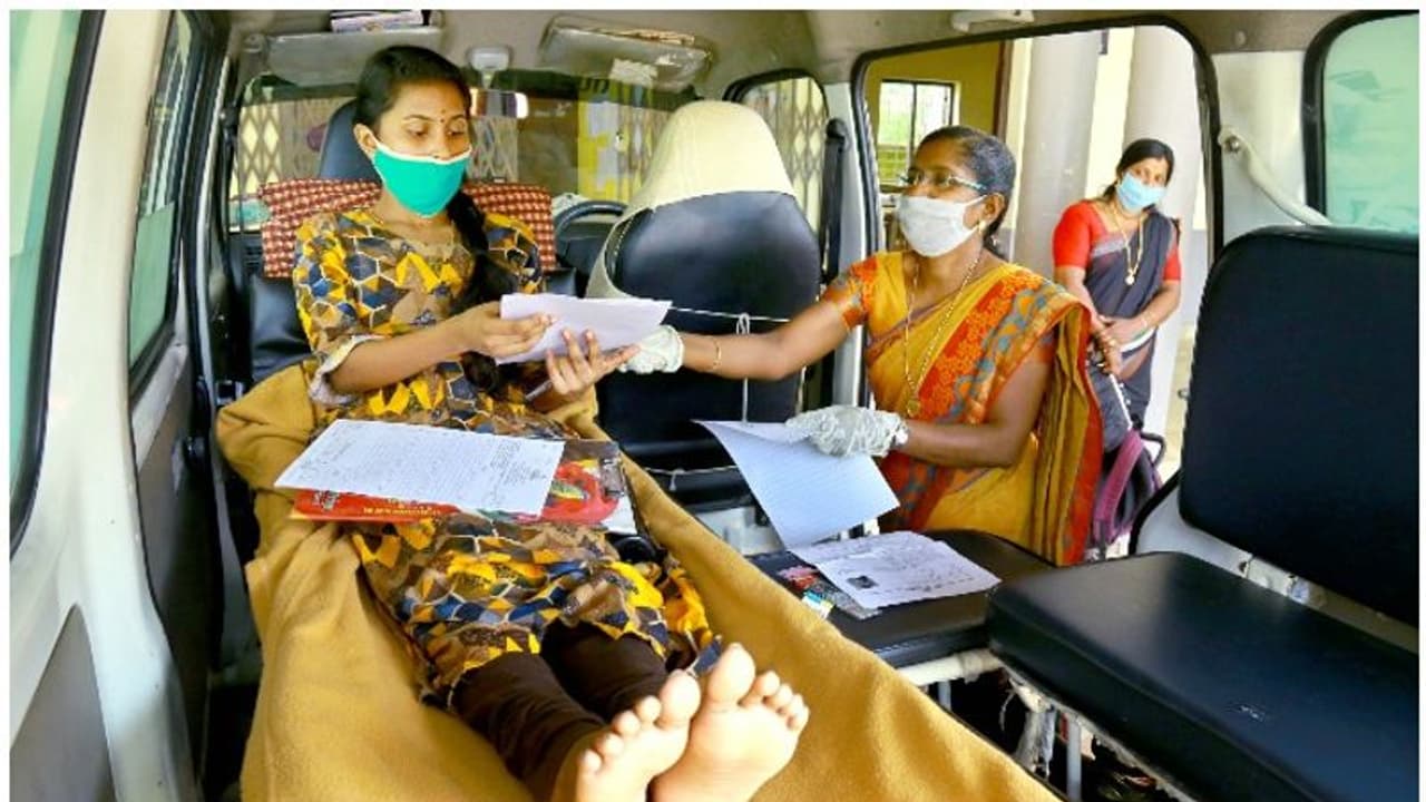 അപകടത്തിനും തളര്‍ത്താനായില്ല ഈ പോരാട്ടവീര്യത്തെ; ആംബുലന്‍സില്‍ ഇരുന്ന് പരീക്ഷ എഴുതി ചന്ദന