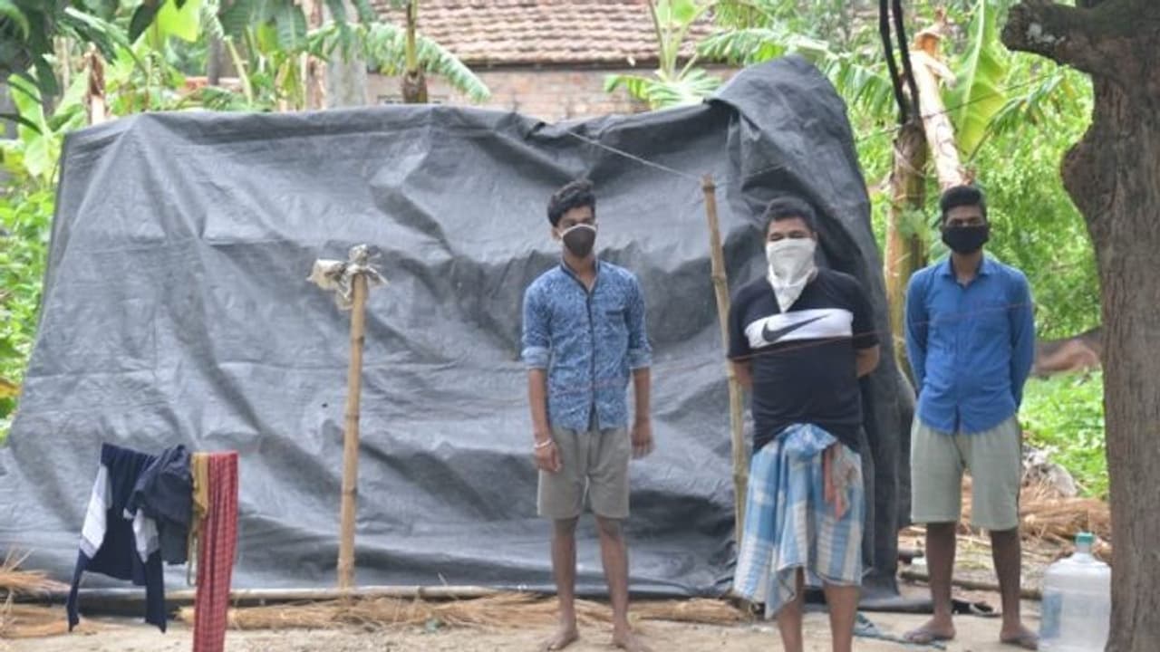 হুগলিতে পরিযায়ী শ্রমিকদের নিয়ে আতঙ্ক, অনেকের দেহেই করোনার উপসর্গ হুগলিতে পরিযায়ী শ্রমিকদের নিয়ে আতঙ্ক, অনেকের দেহেই করোনার উপসর্গ