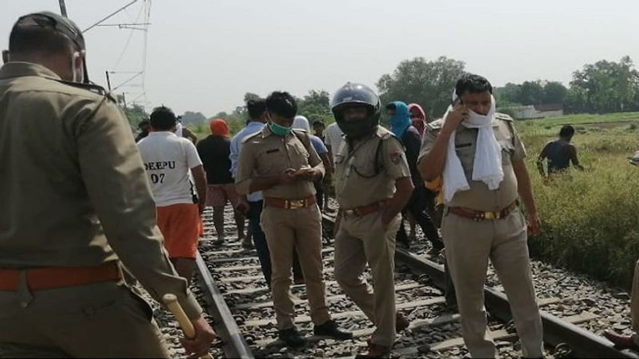 प्रेमी प्रेमिका ने ट्रेन के आगे कूदकर दी जान, जेब से मिला लव लेटर और गुलाब प्रेमी प्रेमिका ने ट्रेन के आगे कूदकर दी जान, जेब से मिला लव लेटर और गुलाब