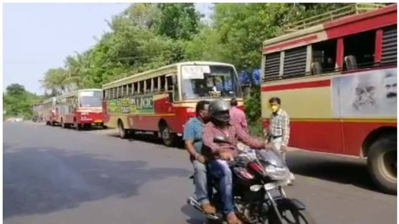 ഉദ്യോഗസ്ഥരില്ല, കണ്ണൂർ കാസർകോട് അതിർത്തിയിൽ പെരുവഴിയിലായി പ്രവാസികൾ ഉദ്യോഗസ്ഥരില്ല, കണ്ണൂർ കാസർകോട് അതിർത്തിയിൽ പെരുവഴിയിലായി പ്രവാസികൾ
