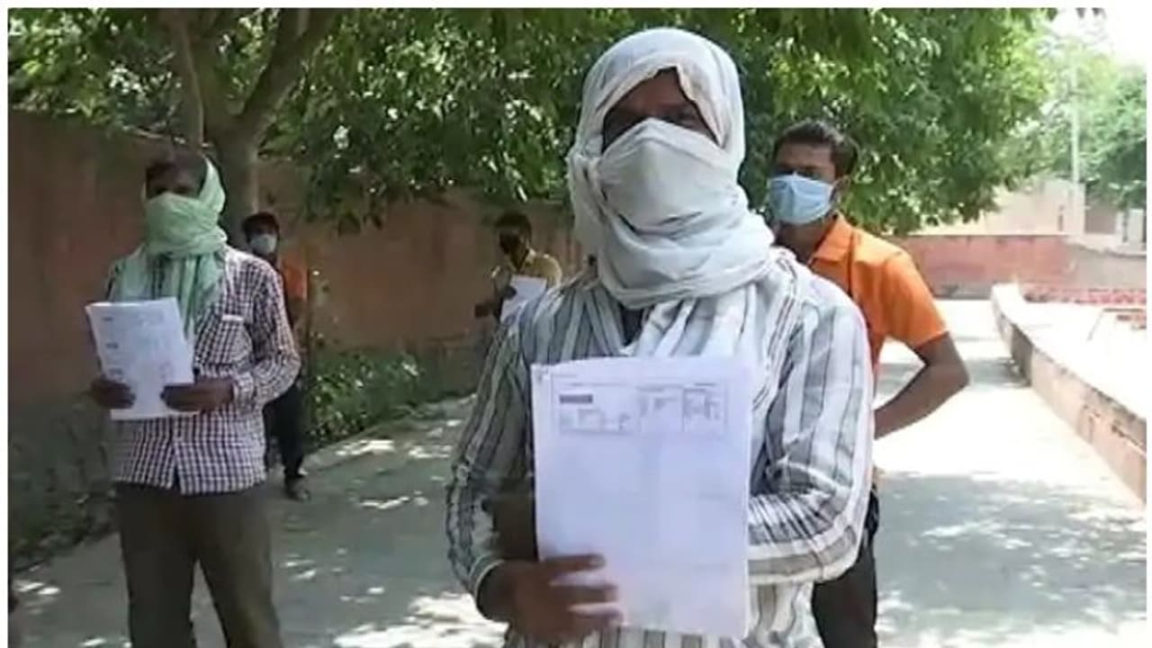 അതിഥി തൊഴിലാളികൾക്ക് നാട്ടിലെത്താൻ വിമാന ടിക്കറ്റ്; കർഷകൻ ചെലവാക്കിയത് 70000 രൂപ