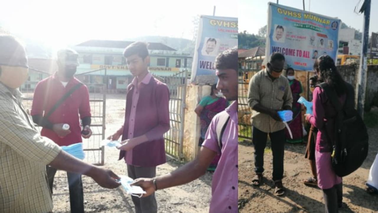 പരീക്ഷയ്ക്കെത്തിയ വിദ്യാര്ത്ഥികള്ക്ക് മാസ്ക്കും സാനിറ്റൈസറും വിതരണം ചെയ്തു പരീക്ഷയ്ക്കെത്തിയ വിദ്യാര്ത്ഥികള്ക്ക് മാസ്ക്കും സാനിറ്റൈസറും വിതരണം ചെയ്തു