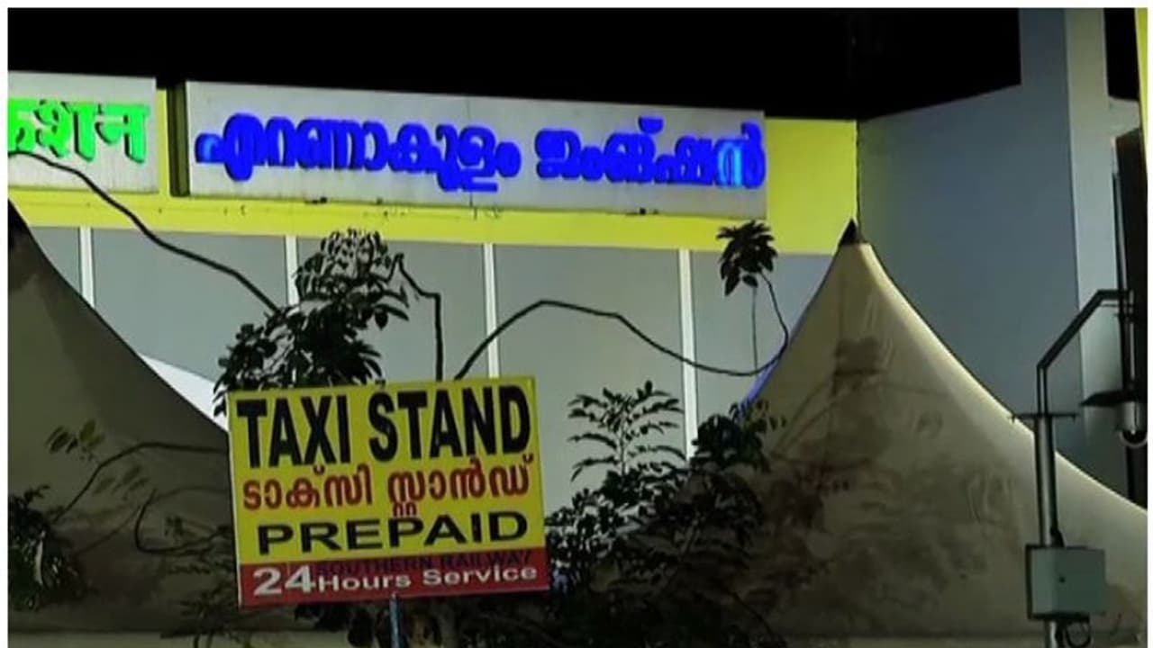 'ടോയ്ലറ്റില് പോകാന് പോലും പറ്റിയില്ല'; എറണാകുളത്ത് നിന്ന് വീട്ടിലേക്കുള്ള ബസ് യാത്ര ദുരിതമായി 'ടോയ്ലറ്റില് പോകാന് പോലും പറ്റിയില്ല'; എറണാകുളത്ത് നിന്ന് വീട്ടിലേക്കുള്ള ബസ് യാത്ര ദുരിതമായി