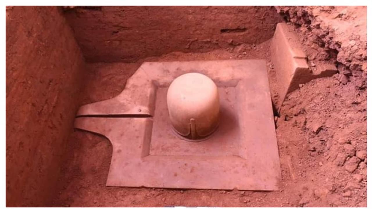 বিদেশের মাটিতে অক্ষত অবস্থায় চাপা পড়ে ৯০০ শতাব্দীতে তৈরি শিবলিঙ্গ, উদ্ধার করল এএসআই বিদেশের মাটিতে অক্ষত অবস্থায় চাপা পড়ে ৯০০ শতাব্দীতে তৈরি শিবলিঙ্গ, উদ্ধার করল এএসআই