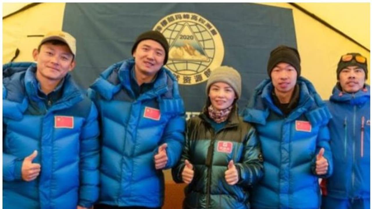 കൊവിഡ് മഹാമാരിക്കിടെ എവറസ്റ്റ് കീഴടക്കാനെത്തിയത് ഈ ചൈനീസ് സംഘം മാത്രം കൊവിഡ് മഹാമാരിക്കിടെ എവറസ്റ്റ് കീഴടക്കാനെത്തിയത് ഈ ചൈനീസ് സംഘം മാത്രം