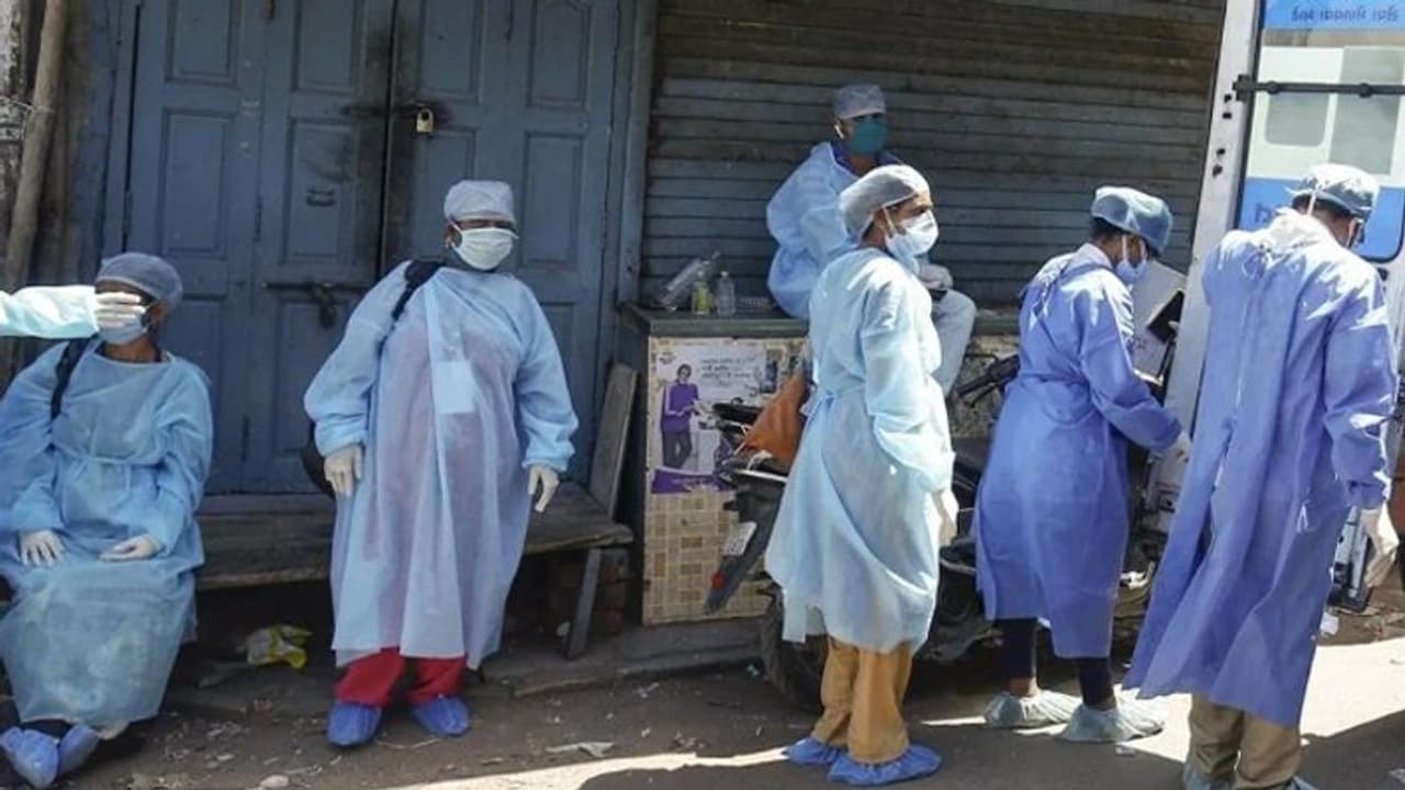 यूपी में मास्क नहीं पहना तो 100 रुपए का जुर्माना, साथ ही 5 5 रुपए में दिए जाएंगे दो मास्क यूपी में मास्क नहीं पहना तो 100 रुपए का जुर्माना, साथ ही 5 5 रुपए में दिए जाएंगे दो मास्क