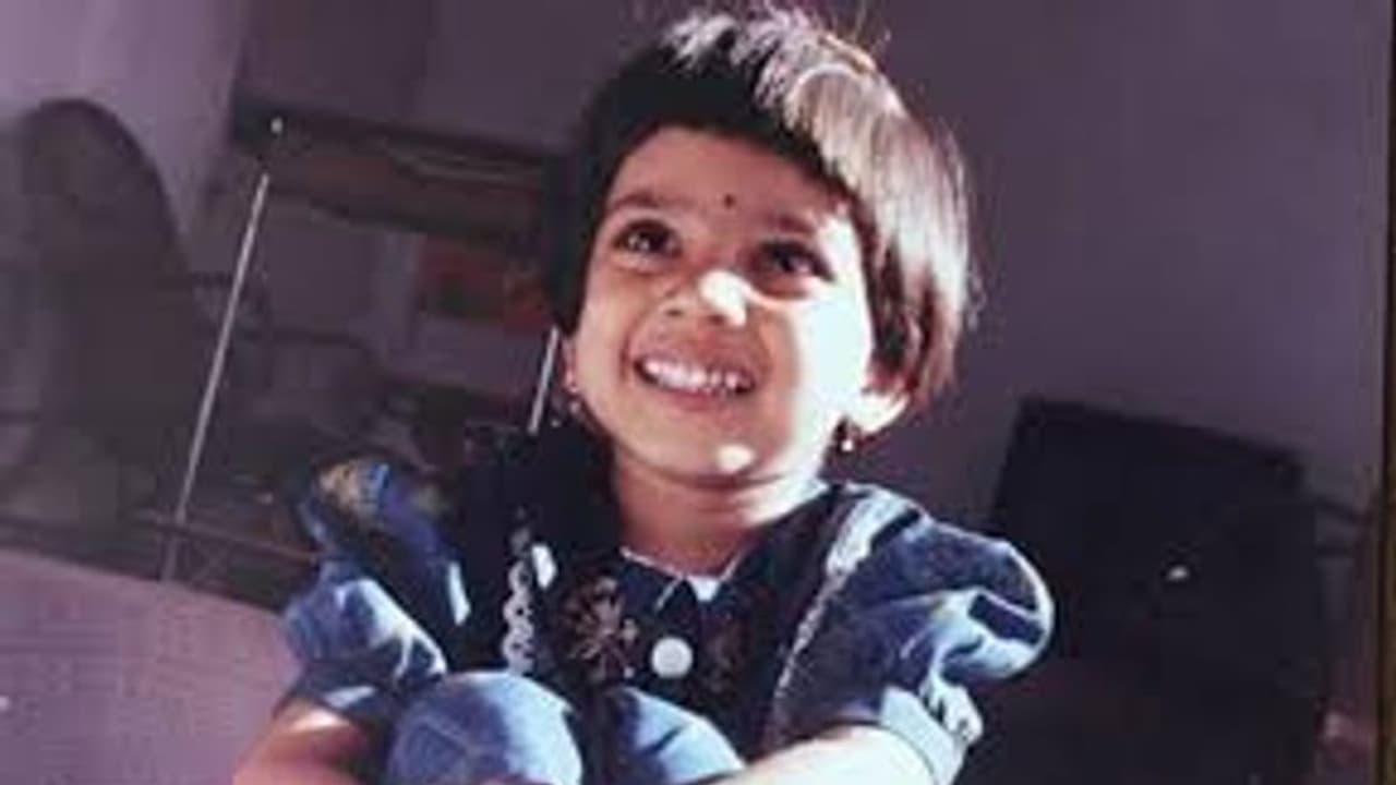 இந்த குட்டி பாப்பா தான் தளபதி விஜய் ஹீரோயின்... அடையாளம் தெரியுதா? இந்த குட்டி பாப்பா தான் தளபதி விஜய் ஹீரோயின்... அடையாளம் தெரியுதா?