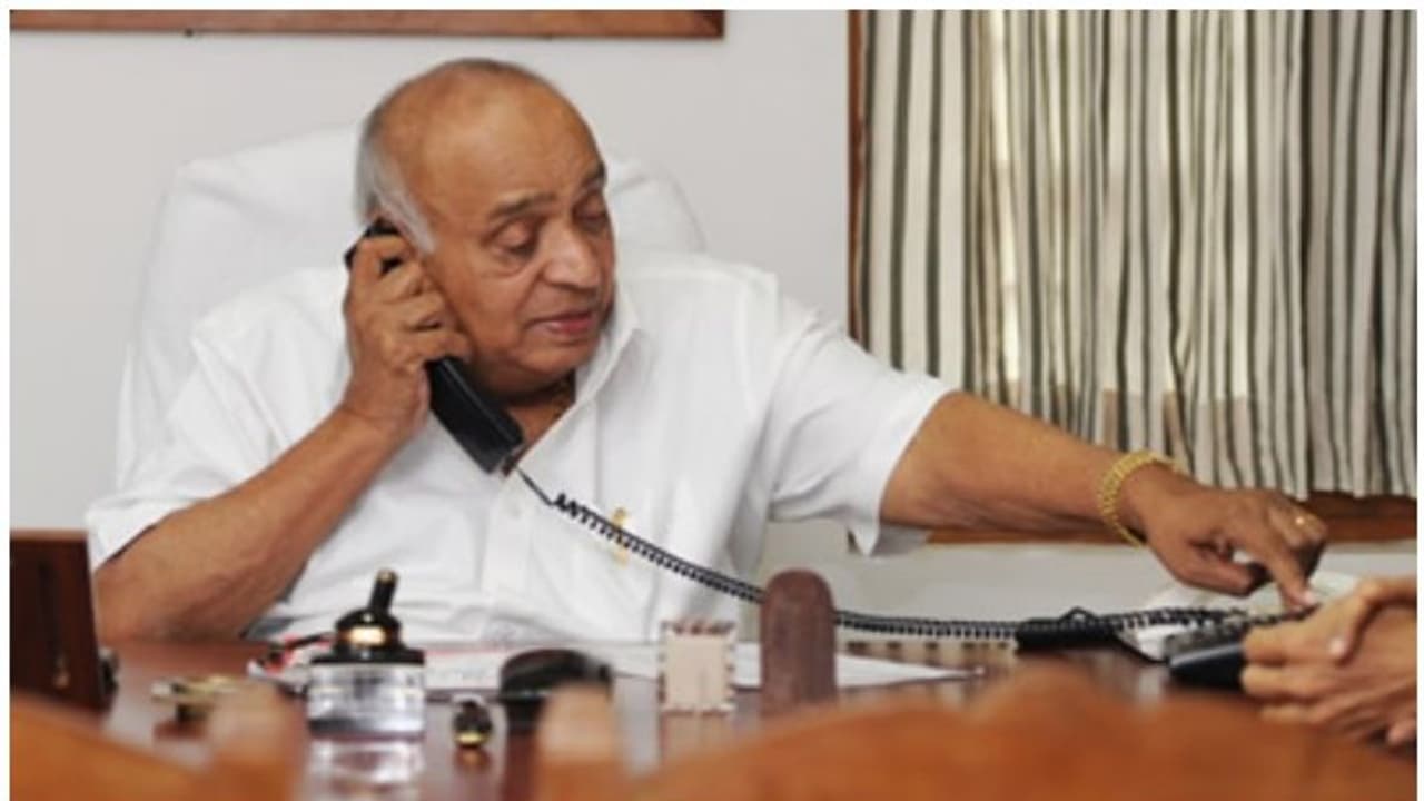 ആ ഒരൊറ്റ ചോദ്യം; 15കാരനിൽ നിന്ന് പതിറ്റാണ്ടുകൾ നീണ്ട രാഷ്ട്രീയ സപര്യക്ക് അങ്ങനെ തുടക്കമായി! ആ ഒരൊറ്റ ചോദ്യം; 15കാരനിൽ നിന്ന് പതിറ്റാണ്ടുകൾ നീണ്ട രാഷ്ട്രീയ സപര്യക്ക് അങ്ങനെ തുടക്കമായി!