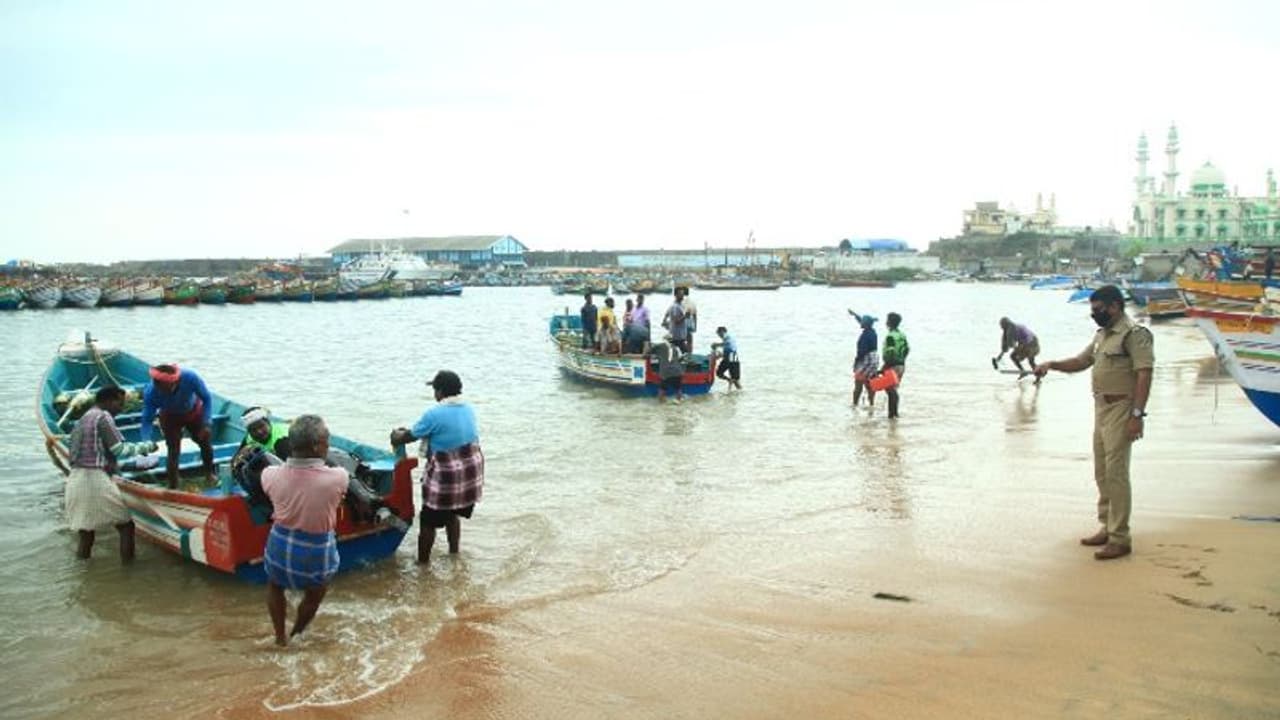 വിലക്ക് ലംഘിച്ച് മത്സ്യബന്ധനത്തിന് ഇറങ്ങി; തൊഴിലാളികളെ വിരട്ടിയോടിച്ച് തീരദേശ പൊലീസ്
