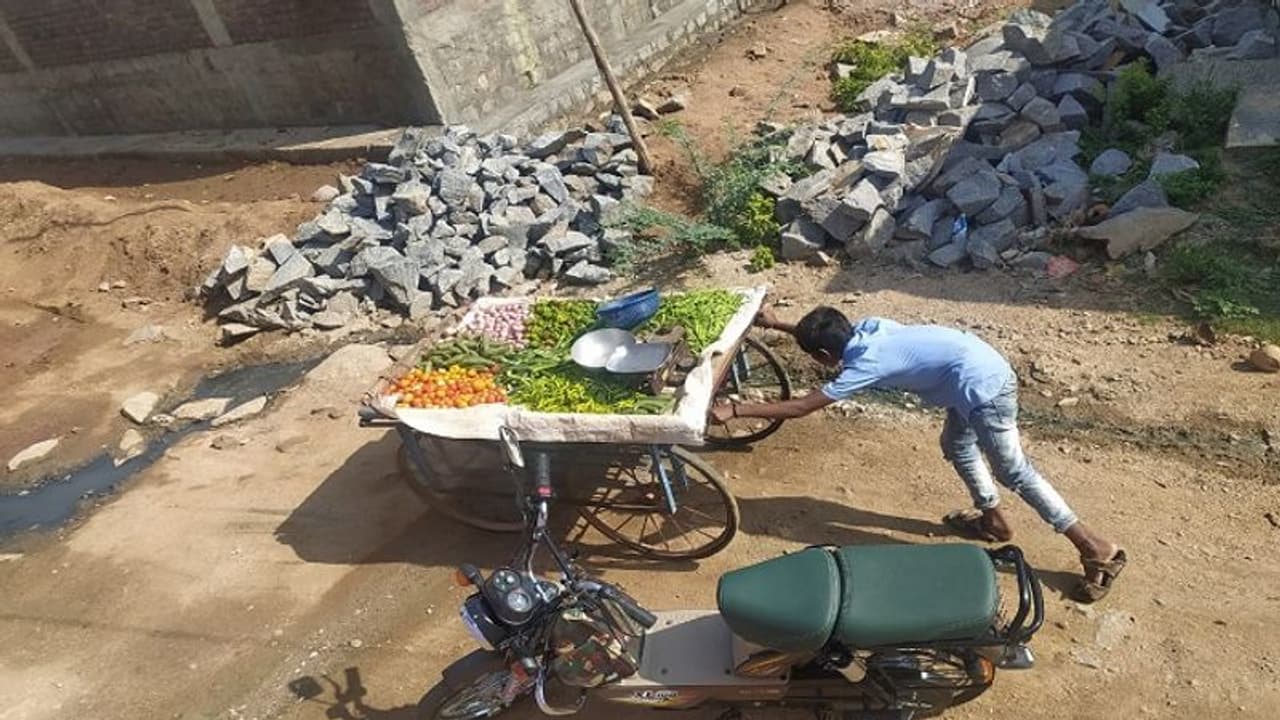 ಲಾಕ್ಡೌನ್ ಎಫೆಕ್ಟ್: ಹೆತ್ತವರ ಕಷ್ಟ ನೋಡಲಾರದೆ ಸುಡು ಬಿಸಿಲಿನಲ್ಲೇ ವ್ಯಾಪಾರಕ್ಕೆ ನಿಂತ ಮಕ್ಕಳು..! ಲಾಕ್ಡೌನ್ ಎಫೆಕ್ಟ್: ಹೆತ್ತವರ ಕಷ್ಟ ನೋಡಲಾರದೆ ಸುಡು ಬಿಸಿಲಿನಲ್ಲೇ ವ್ಯಾಪಾರಕ್ಕೆ ನಿಂತ ಮಕ್ಕಳು..!