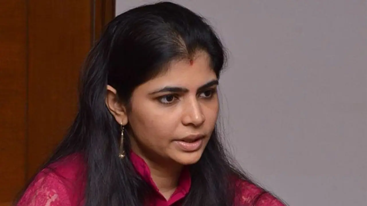 అతని వద్దకి ఒంటరిగా వెళ్ళకు, యువ నటికి చిన్మయి హెచ్చరిక.. సీనియర్ లిరిసిస్ట్ బుద్ధిపై ఘాటు వ్యాఖ్యలు అతని వద్దకి ఒంటరిగా వెళ్ళకు, యువ నటికి చిన్మయి హెచ్చరిక.. సీనియర్ లిరిసిస్ట్ బుద్ధిపై ఘాటు వ్యాఖ్యలు